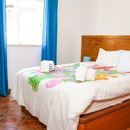Pool & Beach In Gale Apartment Albufeira
